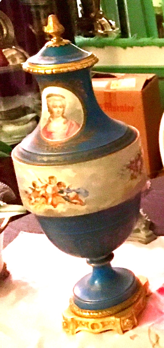 Très très grande garniture en porcelaine représentant Marie Antoinette et ses sœurs -photo-4