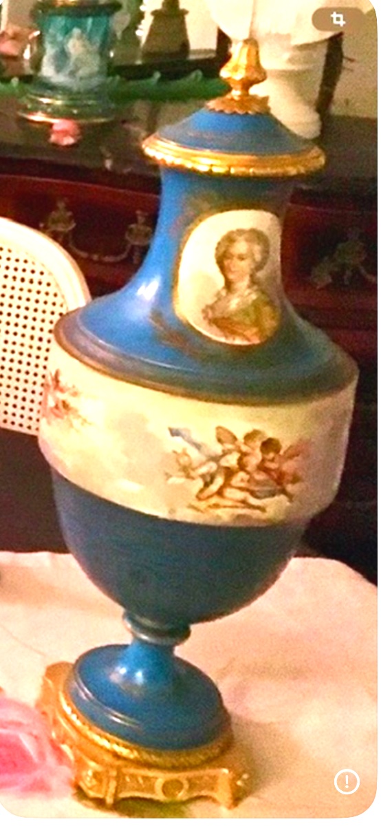 Très très grande garniture en porcelaine représentant Marie Antoinette et ses sœurs -photo-1