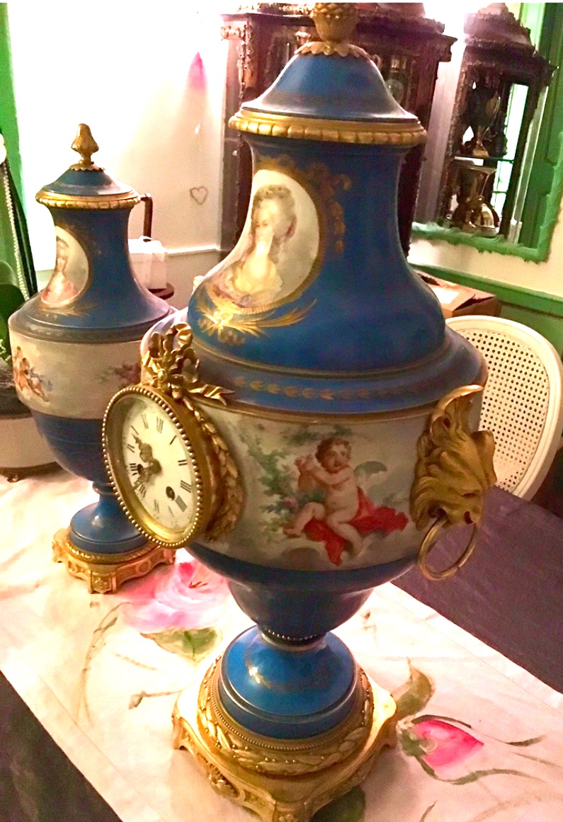 Très très grande garniture en porcelaine représentant Marie Antoinette et ses sœurs -photo-2