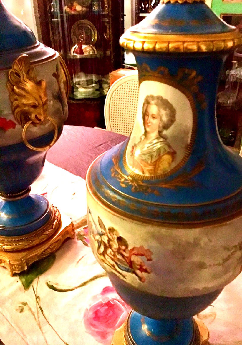 Très très grande garniture en porcelaine représentant Marie Antoinette et ses sœurs -photo-4