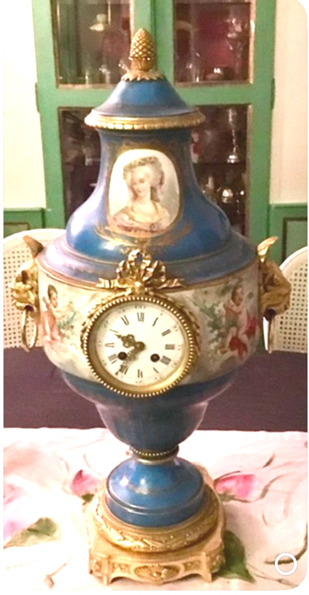 Très très grande garniture en porcelaine représentant Marie Antoinette et ses sœurs 