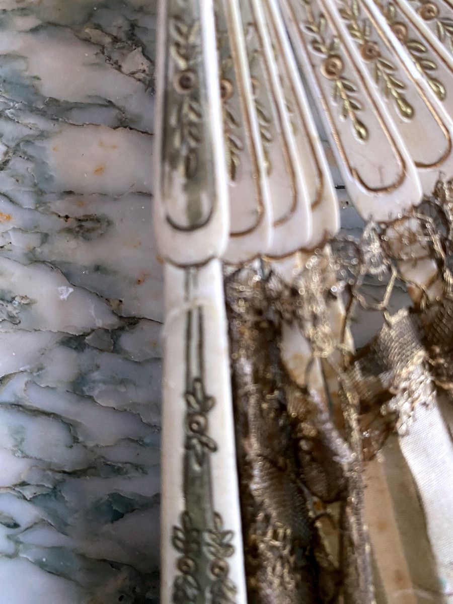 A Very Cute Fan In Ivory And Finely Decorated Lace -photo-2