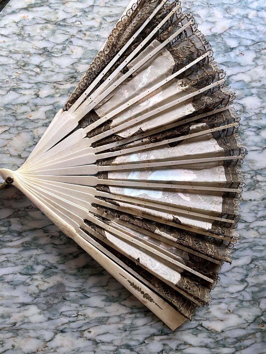 A Very Cute Fan In Ivory And Finely Decorated Lace -photo-4