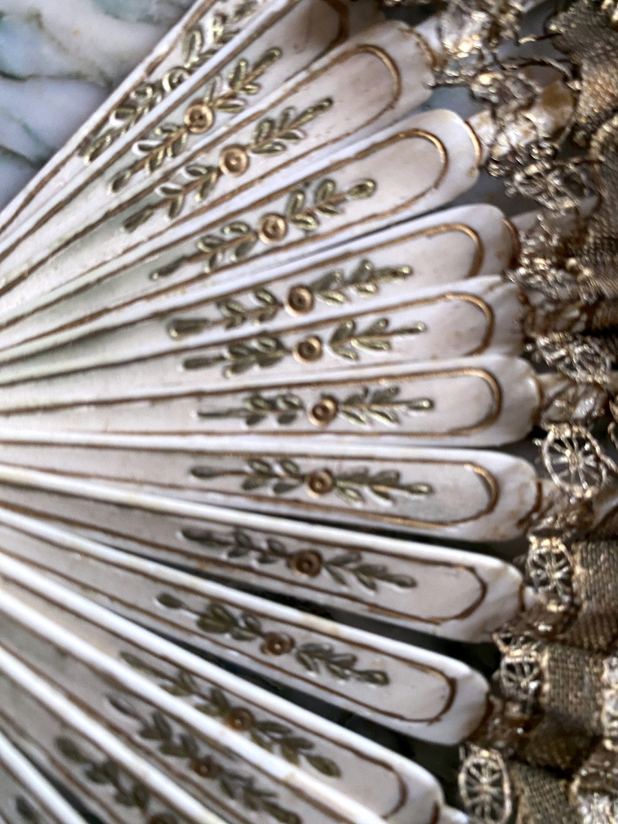 A Very Cute Fan In Ivory And Finely Decorated Lace -photo-6