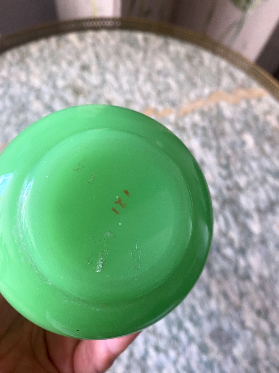 Beau vase en opaline verte avec dorure -photo-4