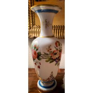 Superbe vase en opaline  décoré de Fleurs d époque Charles X 