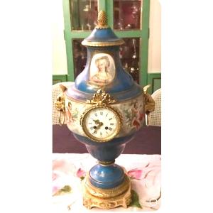 Très très grande garniture en porcelaine représentant Marie Antoinette et ses sœurs 