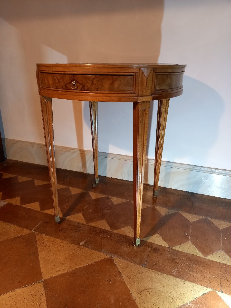 Table de salon dite bouillotte d’époque Louis XVI, en noyer et placage de loupe de noyer-photo-2
