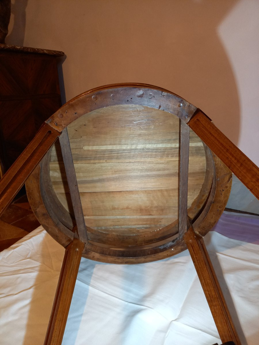 Table de salon dite bouillotte d’époque Louis XVI, en noyer et placage de loupe de noyer-photo-2