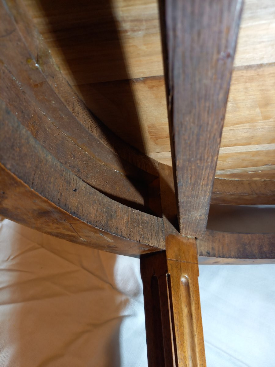 Table de salon dite bouillotte d’époque Louis XVI, en noyer et placage de loupe de noyer-photo-3