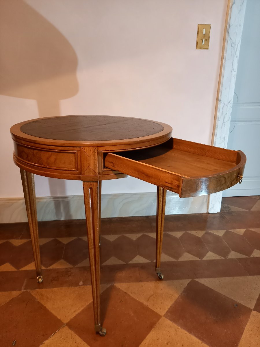 Table de salon dite bouillotte d’époque Louis XVI, en noyer et placage de loupe de noyer-photo-6