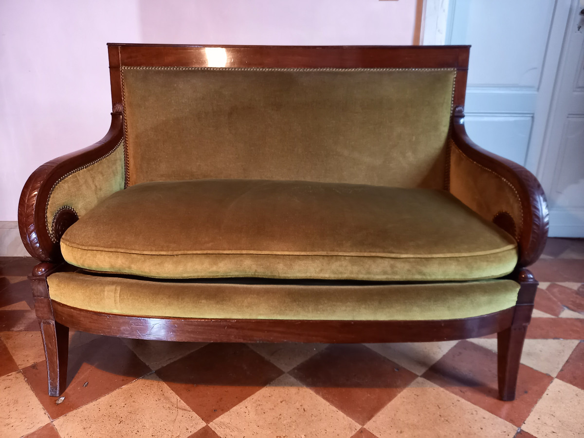 Petit canapé en acajou et placage d’acajou d’époque Empire par Bellangé ou les frères Jacob