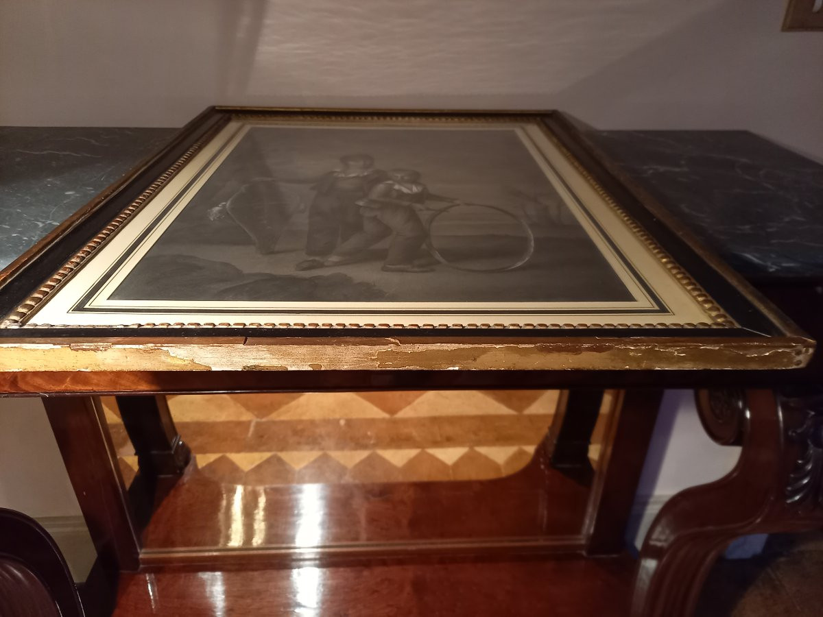 Grand fusain du XVIIIe siècle montrant deux jeunes garçons à leur jeu.-photo-4