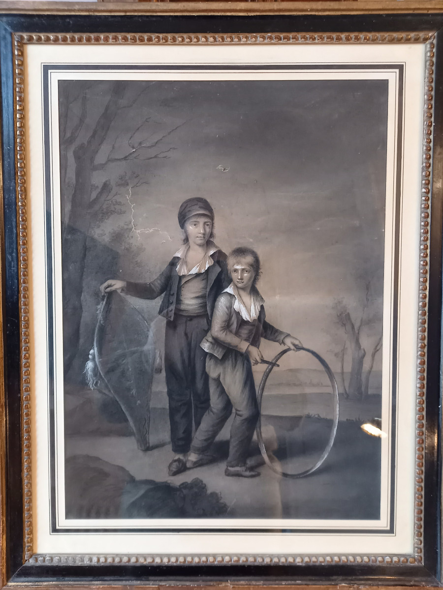 Grand fusain du XVIIIe siècle montrant deux jeunes garçons à leur jeu.