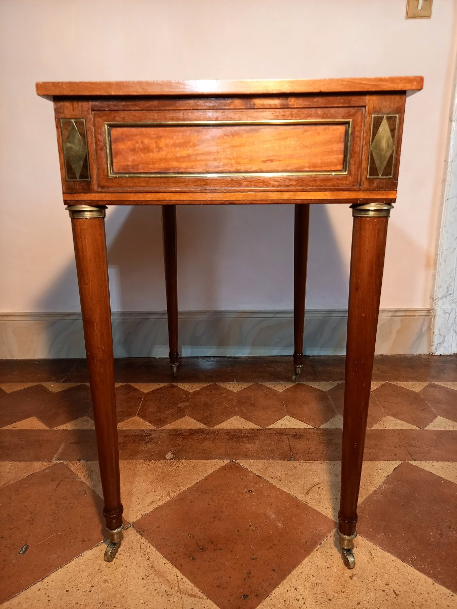 Elégant petit bureau plat en acajou et placage d’acajou et de citronnier d’époque Directoire-photo-4