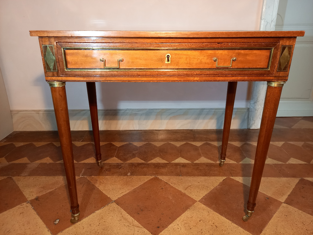 Elégant petit bureau plat en acajou et placage d’acajou et de citronnier d’époque Directoire