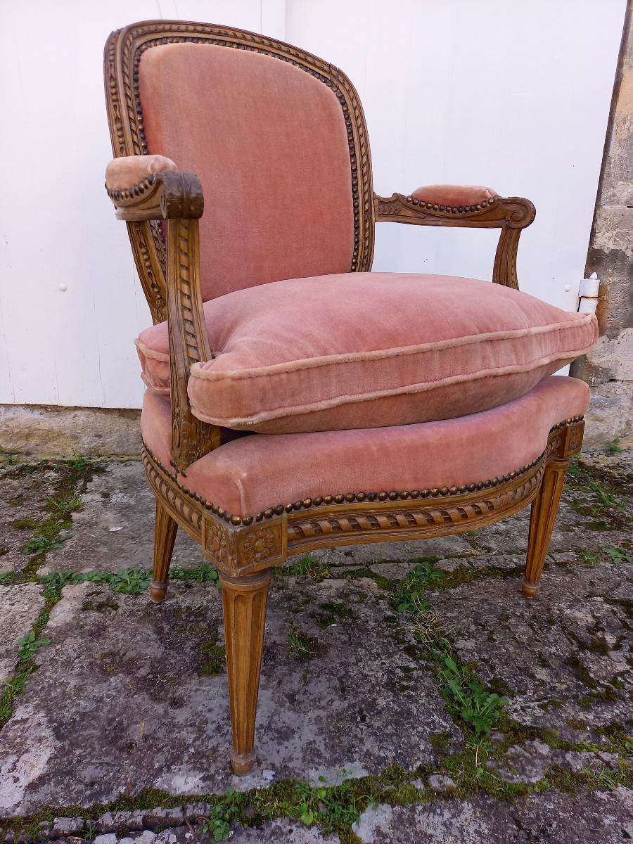 Estampillé Carpentier, fauteuil cabriolet en bois naturel transition Louis XV-Louis XVI