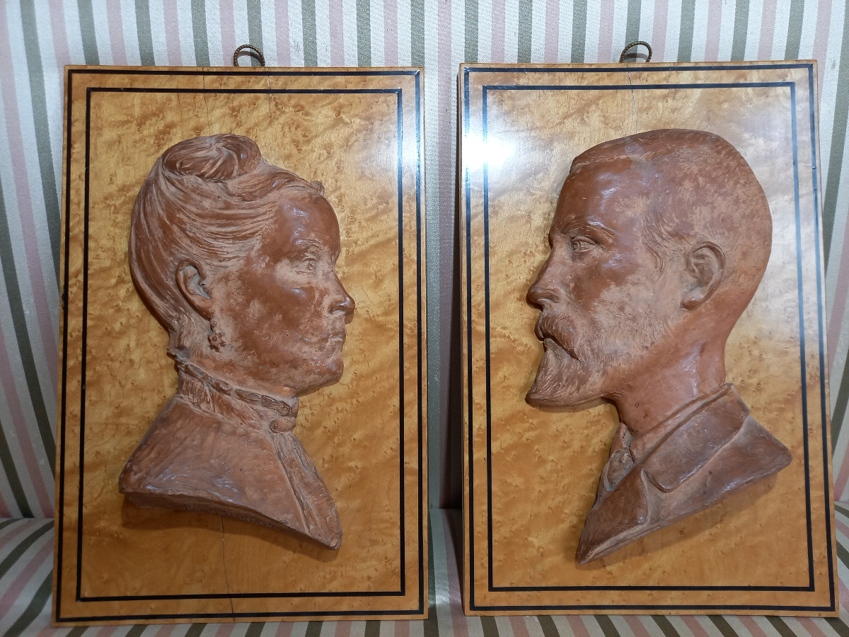 Ferdinand Moutier, paire de bas-reliefs en terre cuite signés et datés 1887, montrant un couple