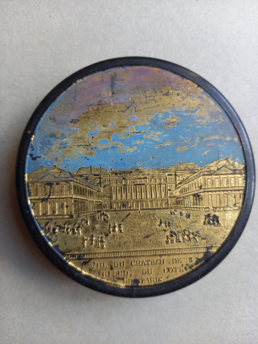 Compigné, boîte ronde avec décor d’une vue du château de Saint-Cloud