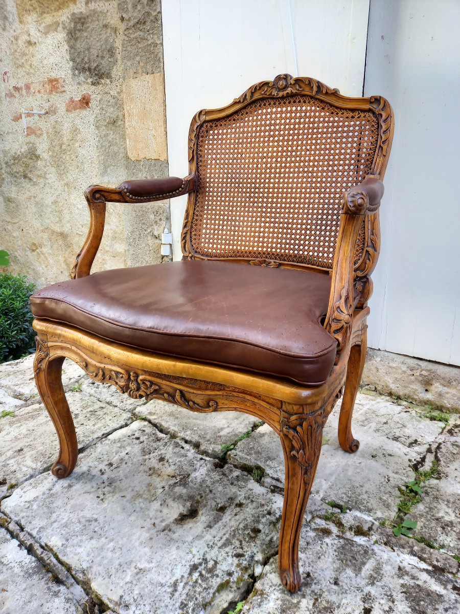 Beau fauteuil d’époque Louis XV à fond de canne attribué à Louis ou Michel Cresson