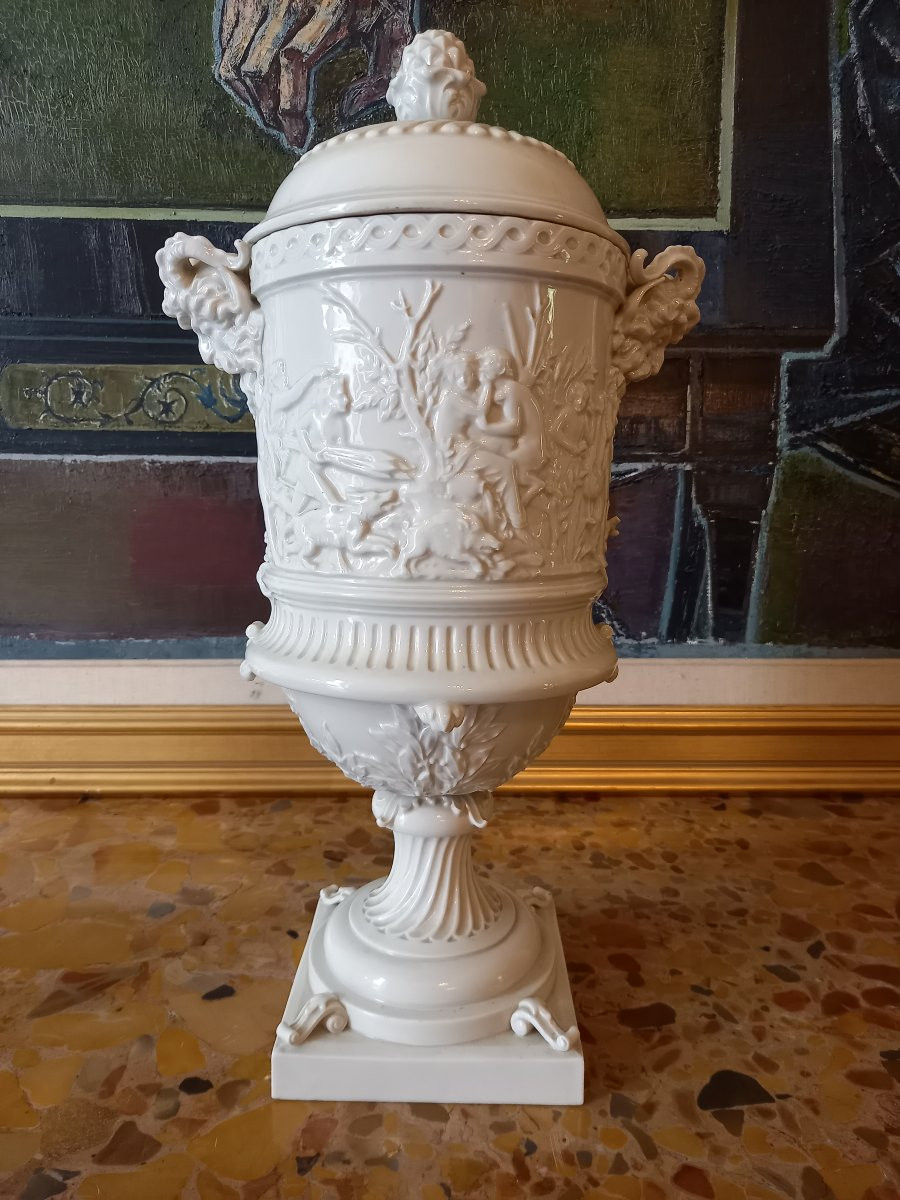 Pot couvert néo-classique en porcelaine dure de Capodimonte avec scène de chasse et bacchanale-photo-2