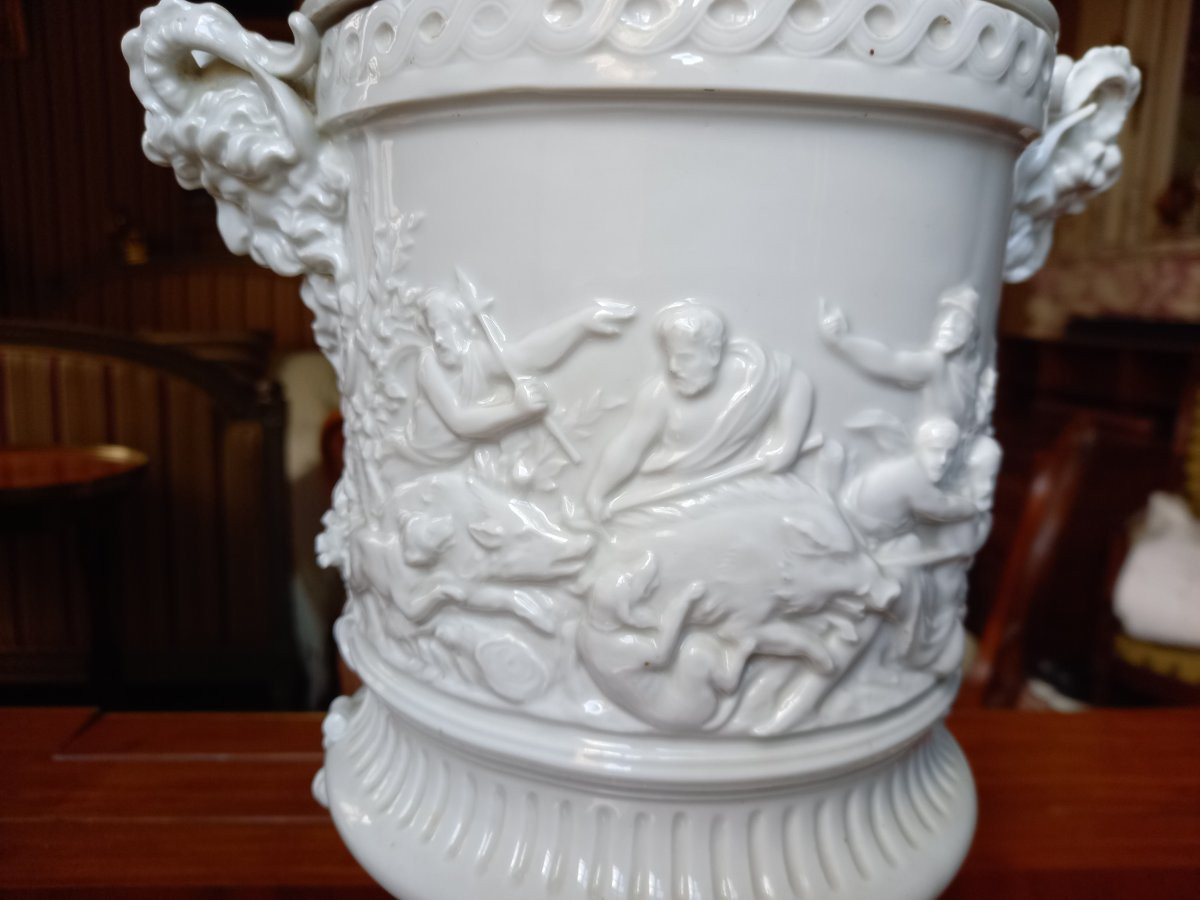 Pot couvert néo-classique en porcelaine dure de Capodimonte avec scène de chasse et bacchanale-photo-1