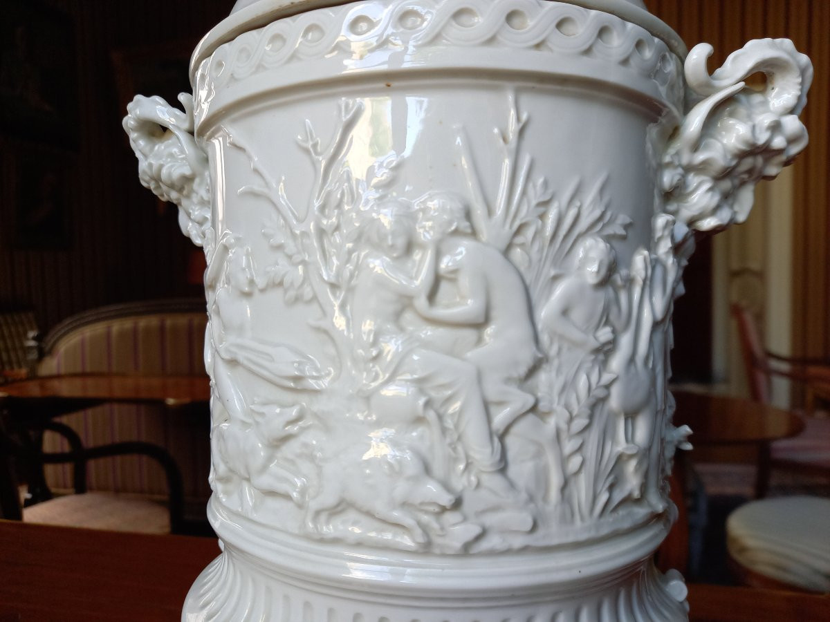 Pot couvert néo-classique en porcelaine dure de Capodimonte avec scène de chasse et bacchanale-photo-2