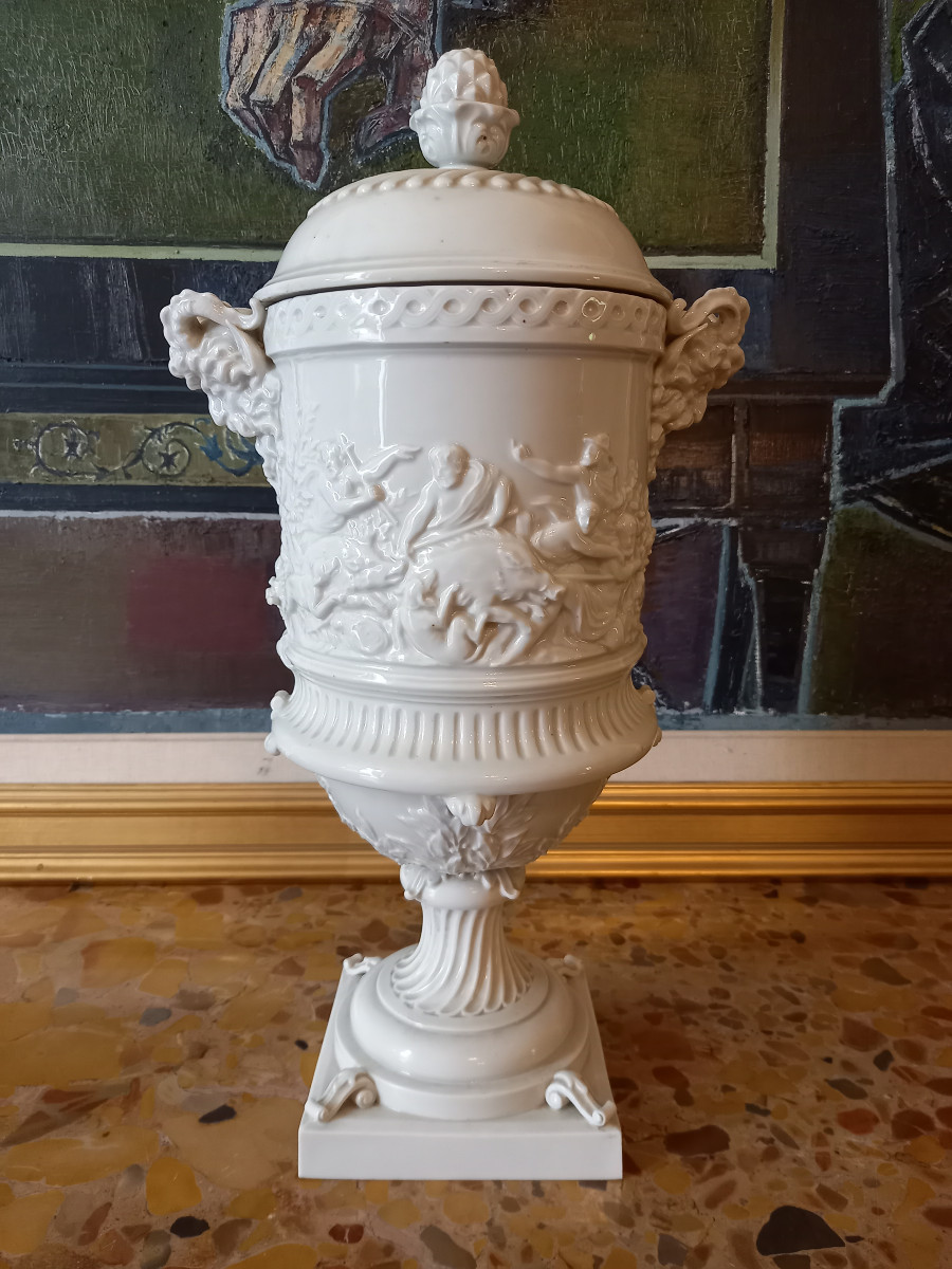 Pot couvert néo-classique en porcelaine dure de Capodimonte avec scène de chasse et bacchanale