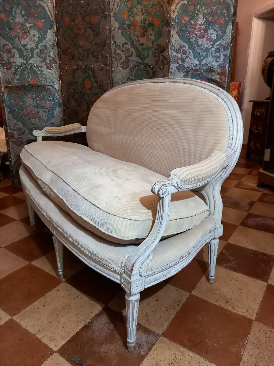 Élégant et sobre canapé d’époque Louis XVI en bois laqué crème. -photo-2