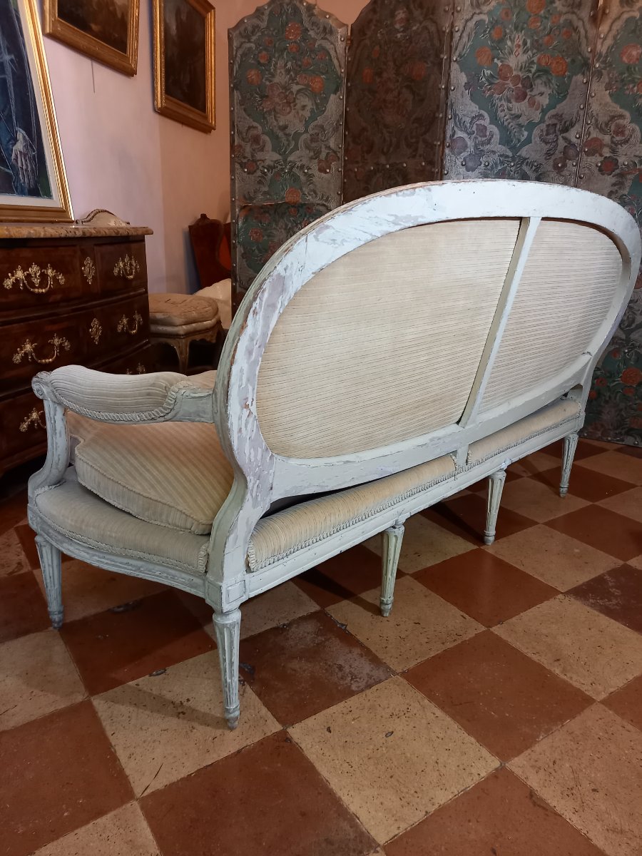 Élégant et sobre canapé d’époque Louis XVI en bois laqué crème. -photo-3