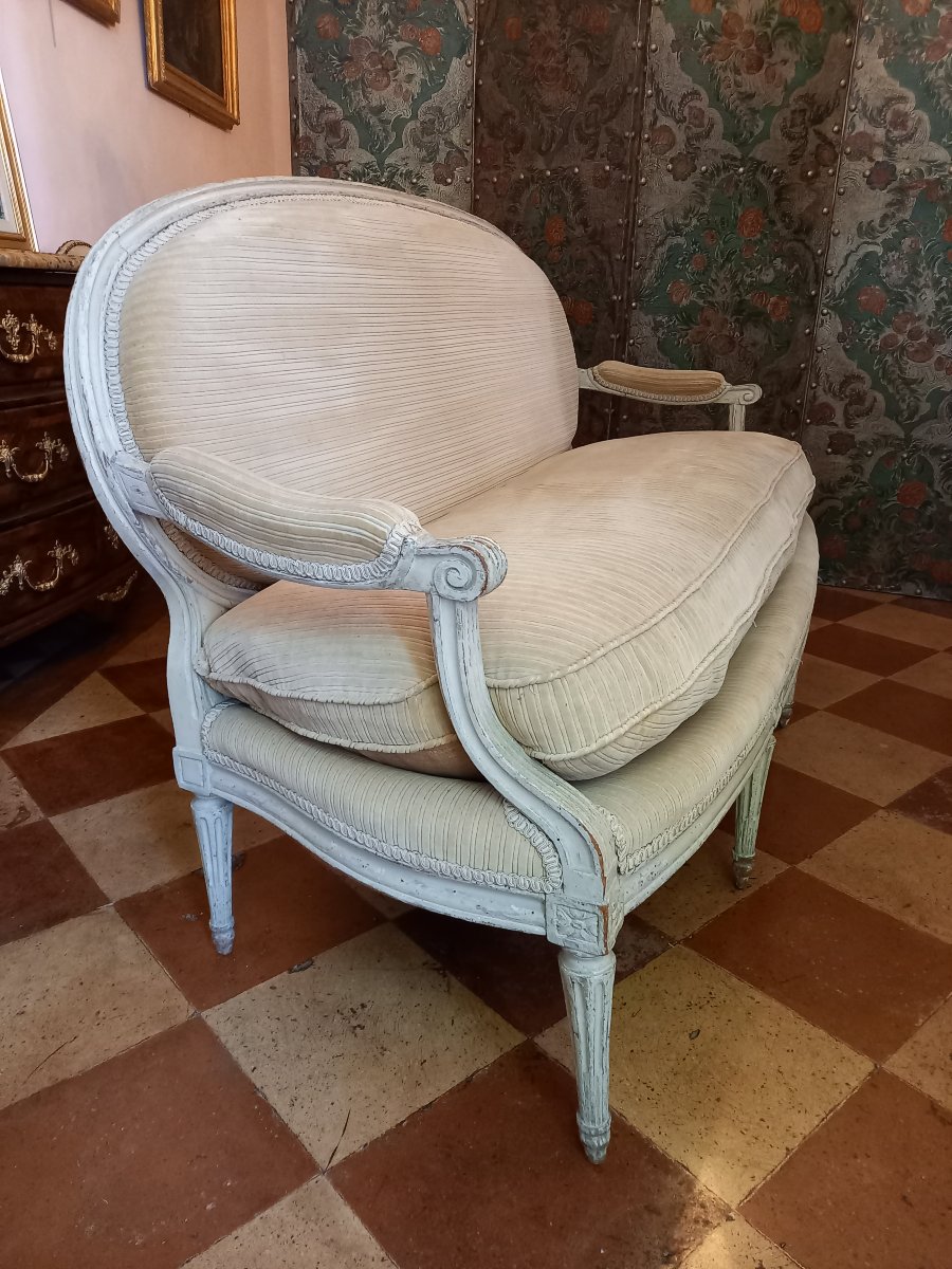 Élégant et sobre canapé d’époque Louis XVI en bois laqué crème. -photo-1