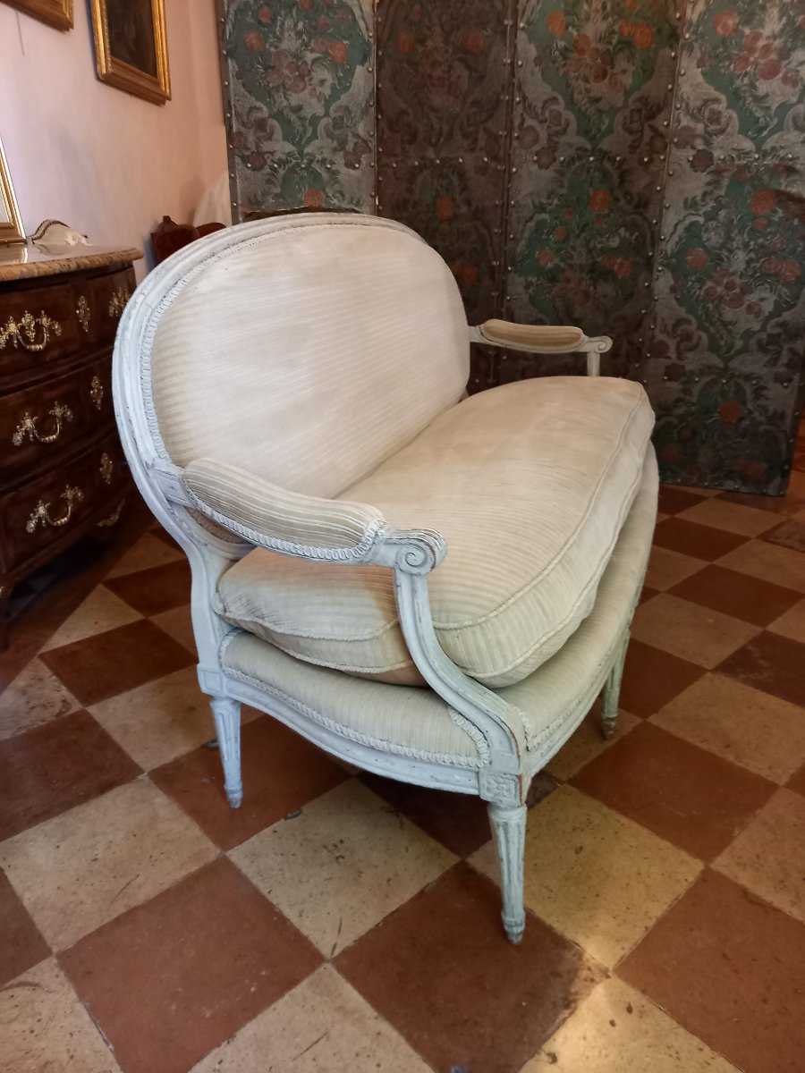 Élégant et sobre canapé d’époque Louis XVI en bois laqué crème. -photo-2