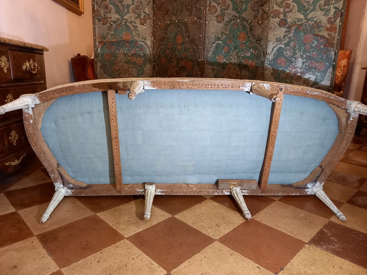 Élégant et sobre canapé d’époque Louis XVI en bois laqué crème. -photo-3