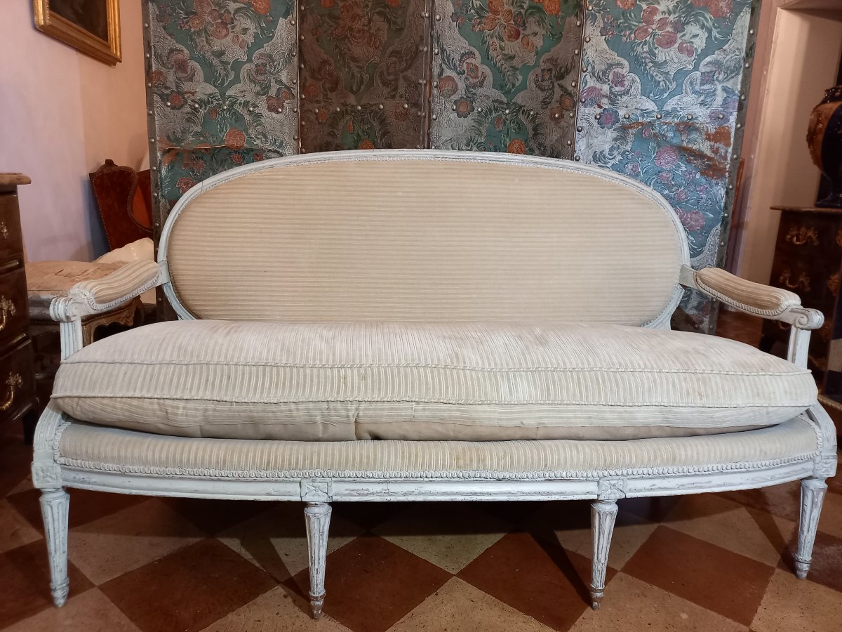 Élégant et sobre canapé d’époque Louis XVI en bois laqué crème. -photo-4