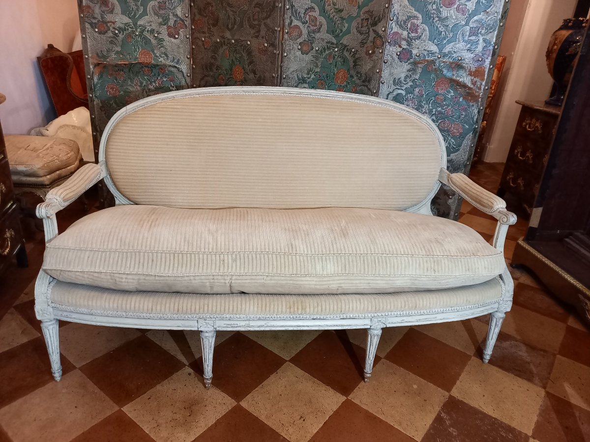 Élégant et sobre canapé d’époque Louis XVI en bois laqué crème. 
