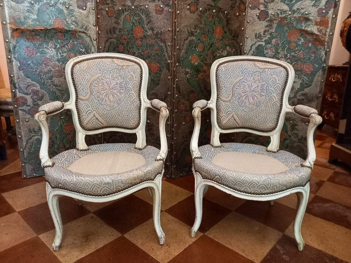 Pair Of Period Louis XV Cabriolet Armchairs In Simply Molded White-lacquered Wood-photo-3