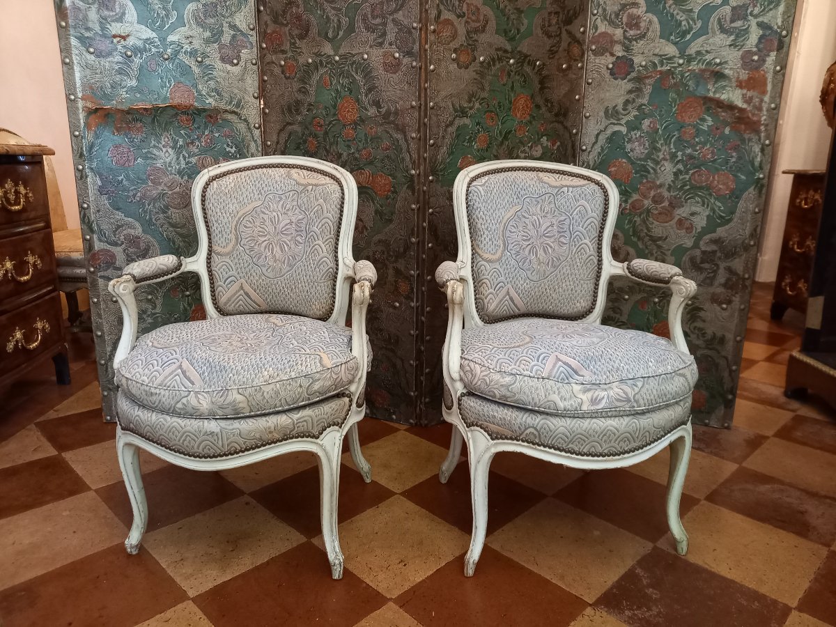 Pair Of Period Louis XV Cabriolet Armchairs In Simply Molded White-lacquered Wood-photo-5