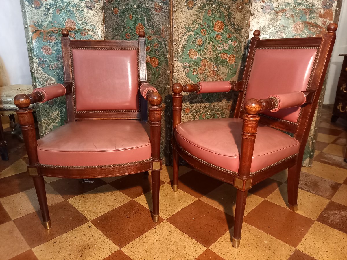 Paire de fauteuils Jansen en acajou, l’un estampillé de la célèbre maison de décoration