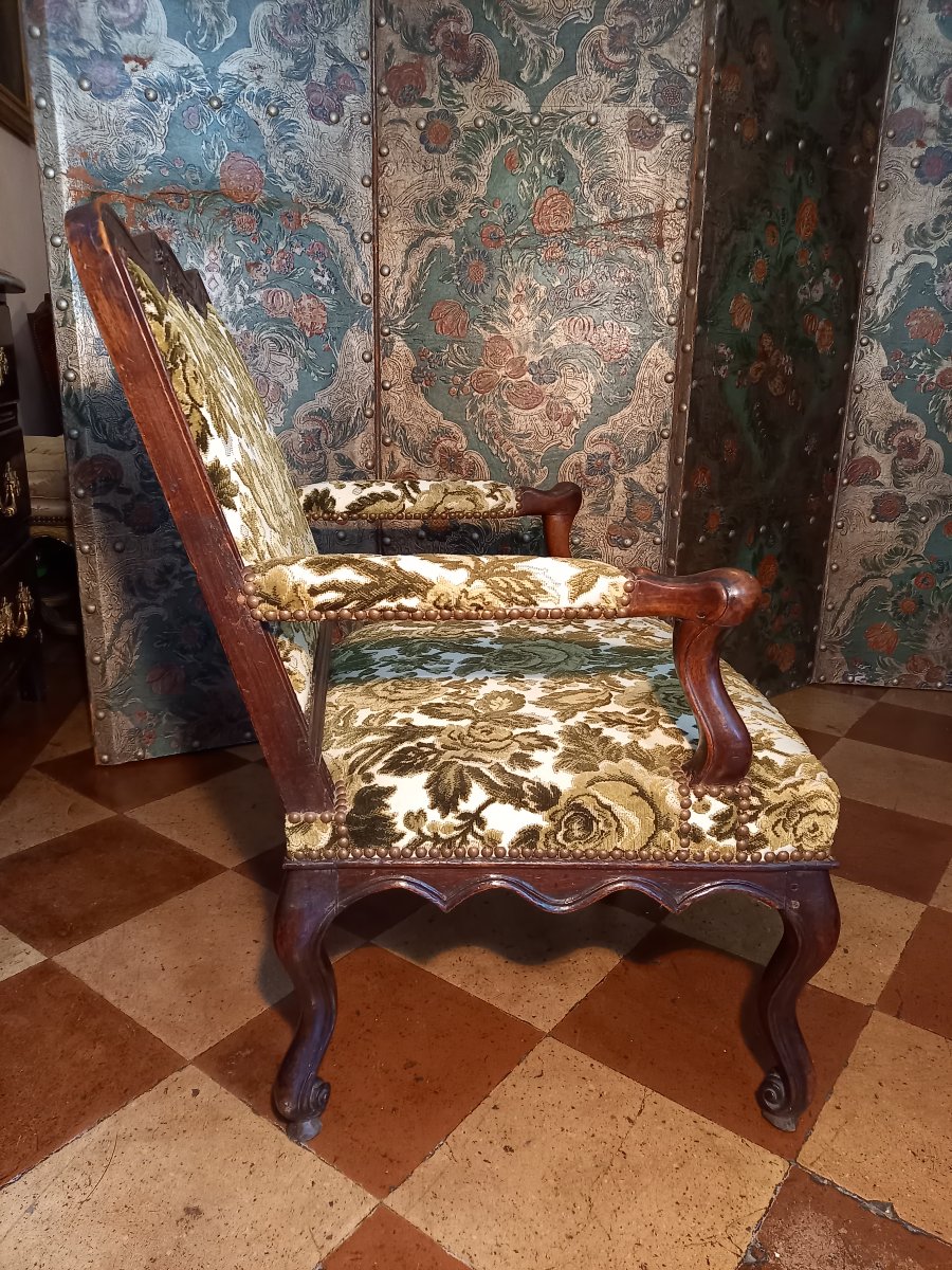 Beau fauteuil – Provence ou vallée du Rhône – en noyer, Régence ou début de l’époque Louis XV-photo-2