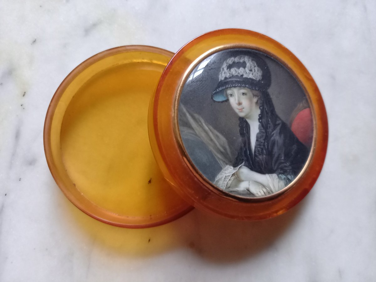 A Delicate Round Box Made Of Light-colored Tortoiseshell, Adorned With A Miniature Depicting A Woman -photo-2