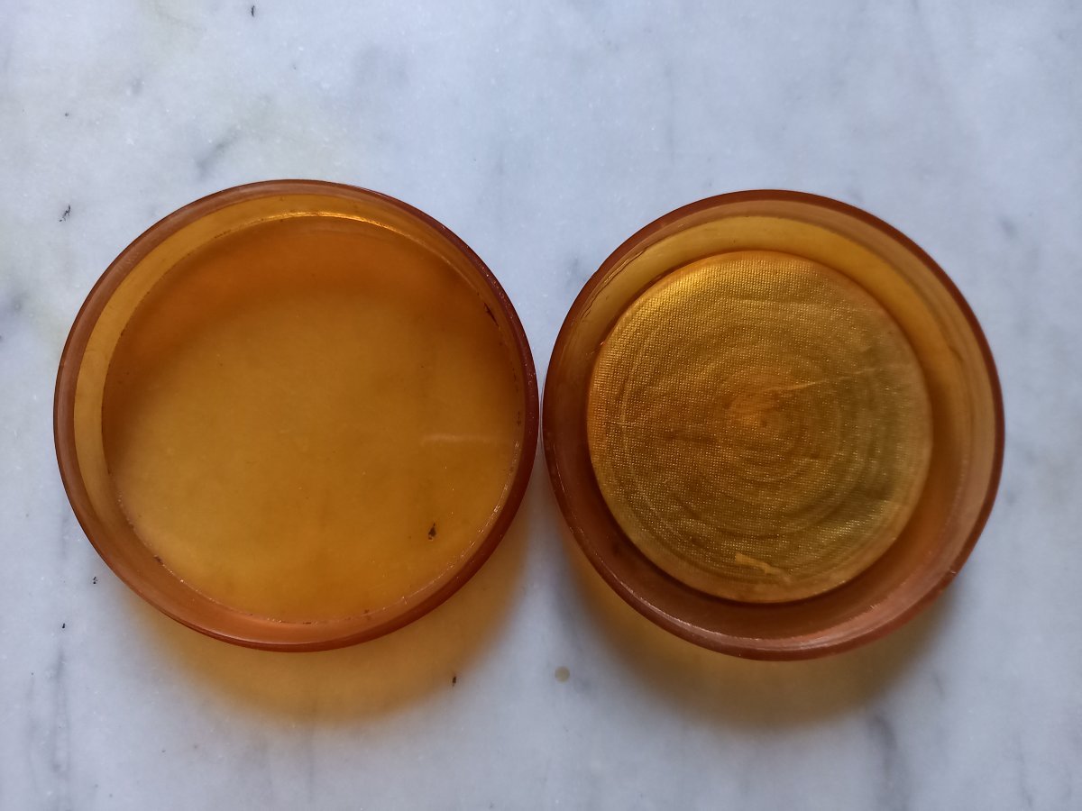 A Delicate Round Box Made Of Light-colored Tortoiseshell, Adorned With A Miniature Depicting A Woman -photo-3