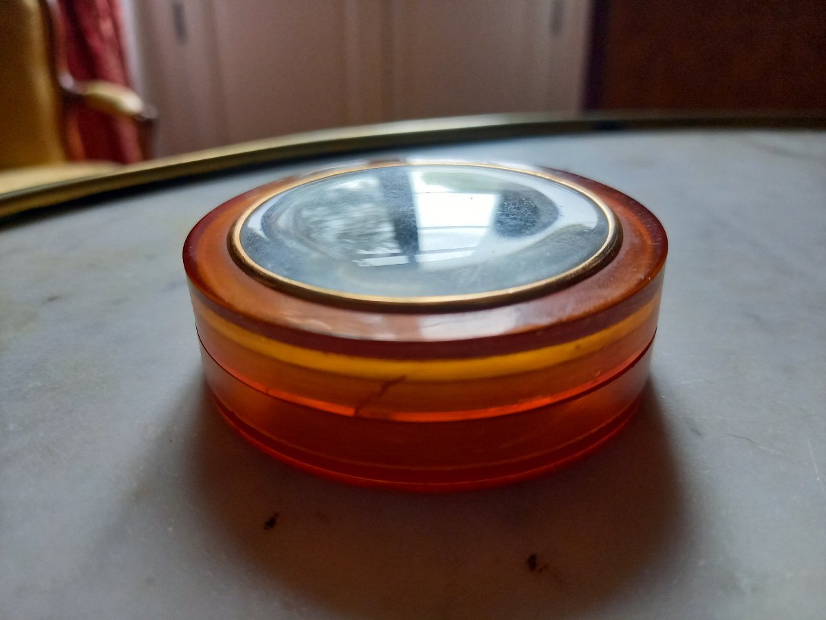 A Delicate Round Box Made Of Light-colored Tortoiseshell, Adorned With A Miniature Depicting A Woman -photo-4