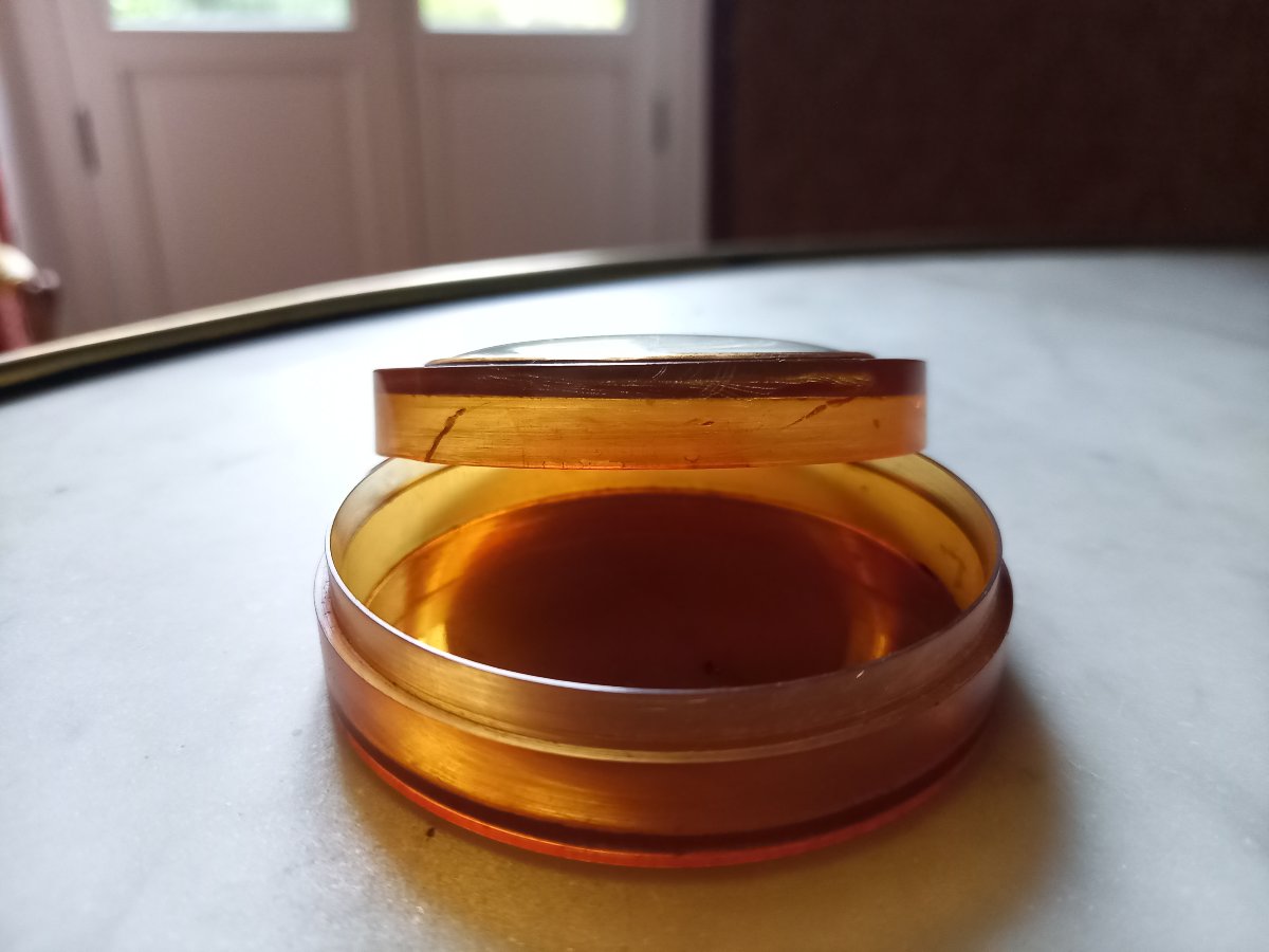 A Delicate Round Box Made Of Light-colored Tortoiseshell, Adorned With A Miniature Depicting A Woman -photo-2