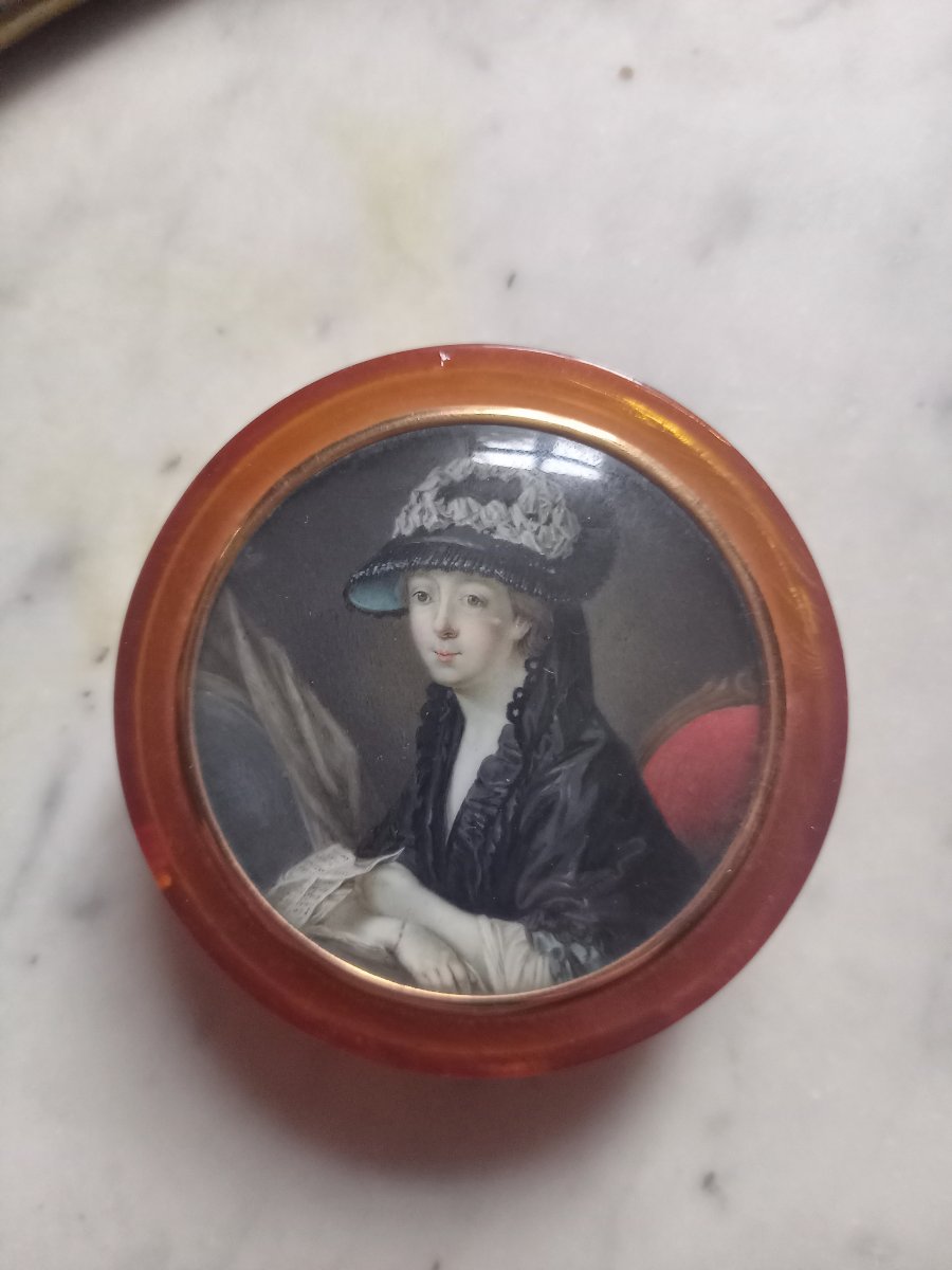 A Delicate Round Box Made Of Light-colored Tortoiseshell, Adorned With A Miniature Depicting A Woman 