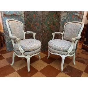 Paire de fauteuils cabriolet d’époque Louis XV en bois simplement mouluré laqué blanc