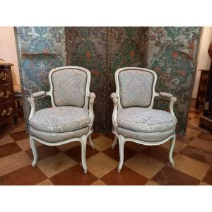 Paire de fauteuils cabriolet d’époque Louis XV en bois simplement mouluré laqué blanc