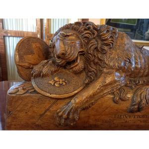 D’après Thorvaldsen, grande et belle sculpture en bois de noyer représentant le Lion de Lucerne