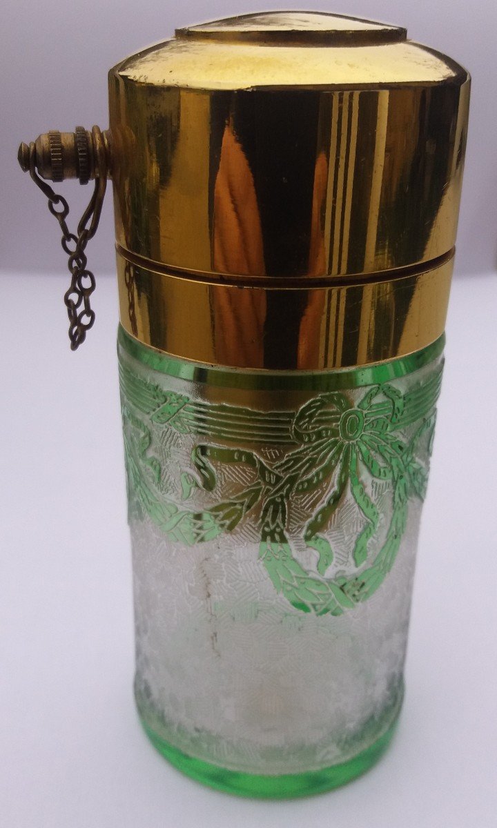 Vaporisateur à piston  Saint-Louis  en cristal vert doublé -décor gravé de guirlandes et rubans
