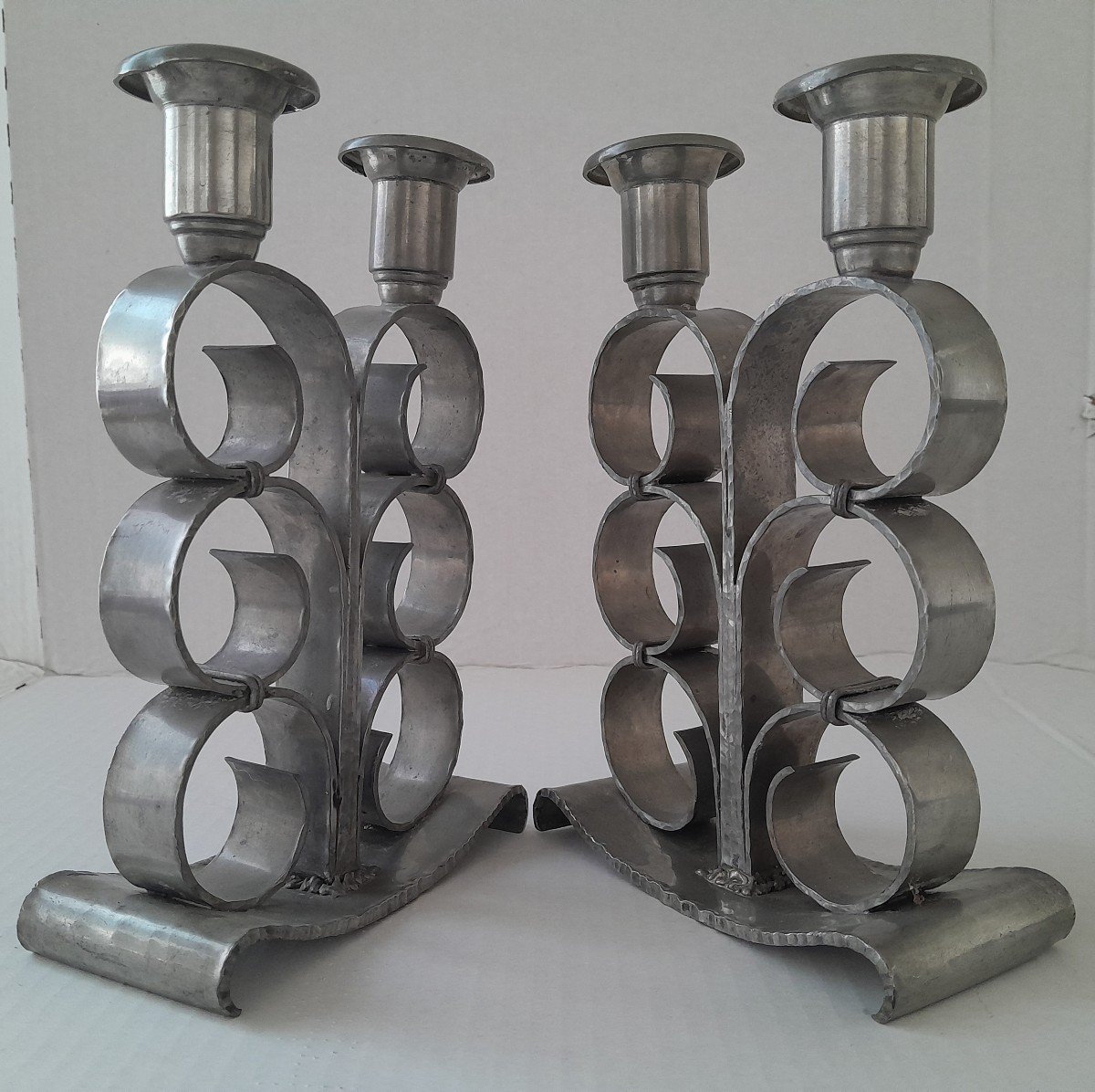 Paire de chandeliers  Art Déco en étain par René Delavan 