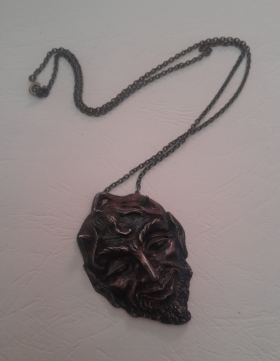 Pendentif art nouveau en argent de Leroyer, masque de satyre